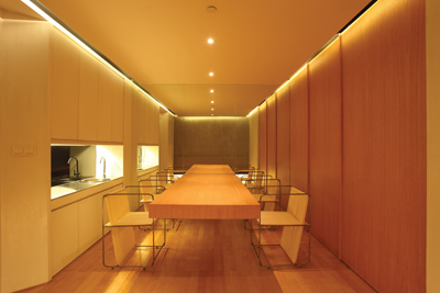 Ο χώρος της τραπεζαρίας με το αναρτημένο τραπέζι